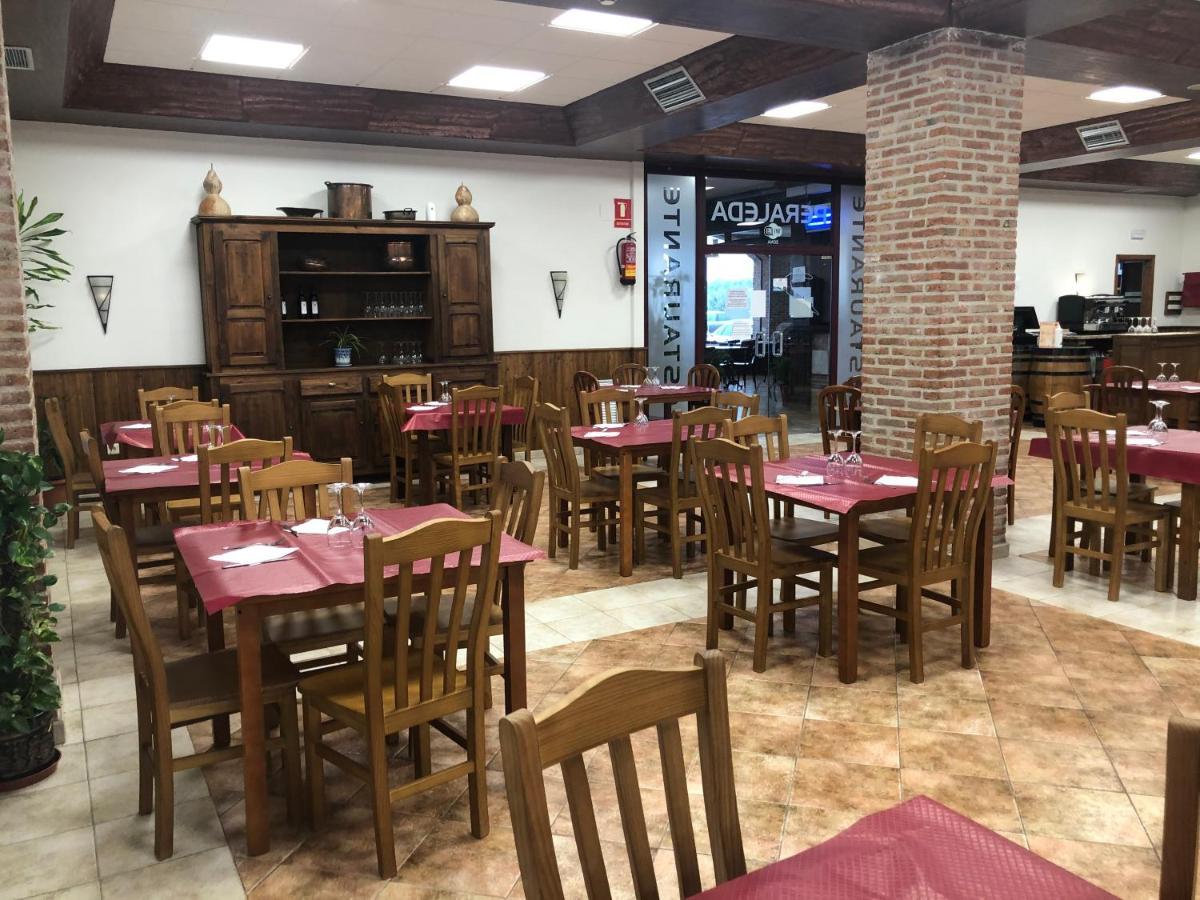 Area De Servicio Los Cerrillos Peraleda de la Mata 外观 照片