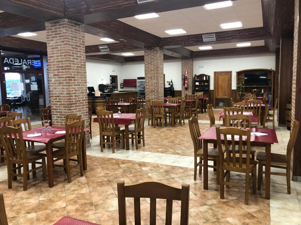 Area De Servicio Los Cerrillos Peraleda de la Mata 外观 照片