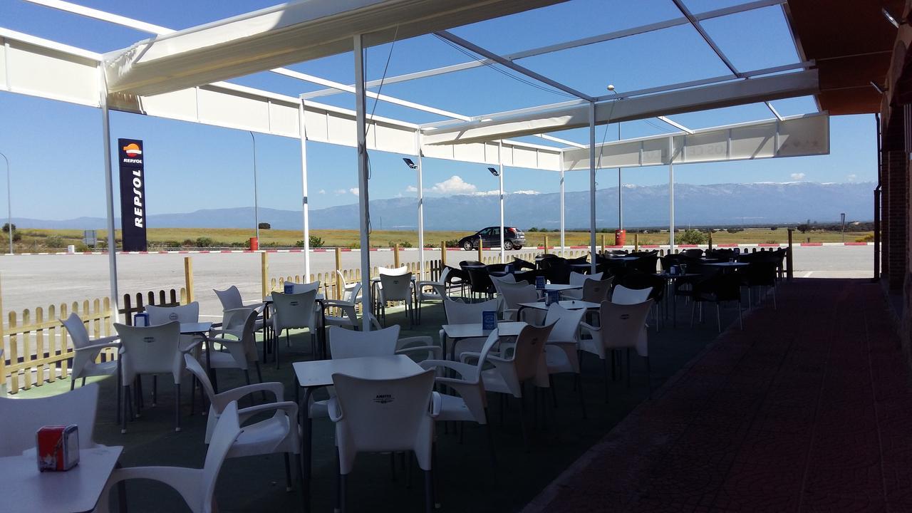 Area De Servicio Los Cerrillos Peraleda de la Mata 外观 照片